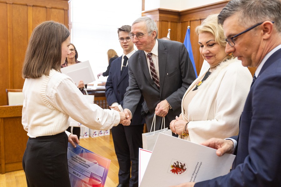 Konkurs wiedzy o samorządzie terytorialnym dla szkół podstawowych, fot. Szymon Zdziebło/tarantoga.pl dla UMWKP