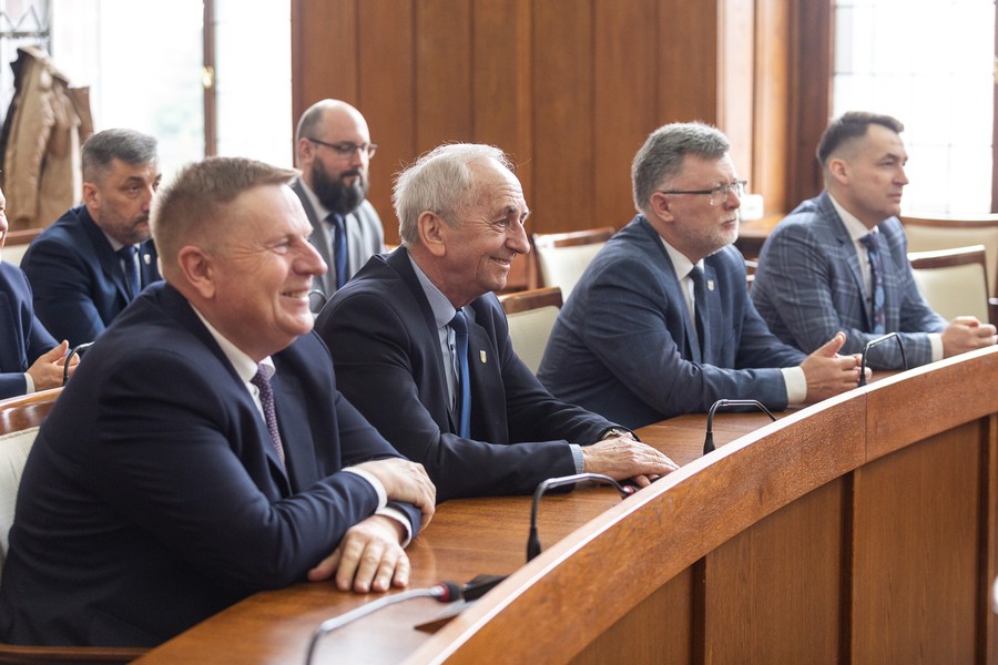 Podpisanie umów na modernizację infrastruktury drogowej, 31 marca 2023, fot. Szymon Zdziebło/tarantoga.pl dla UMWKP