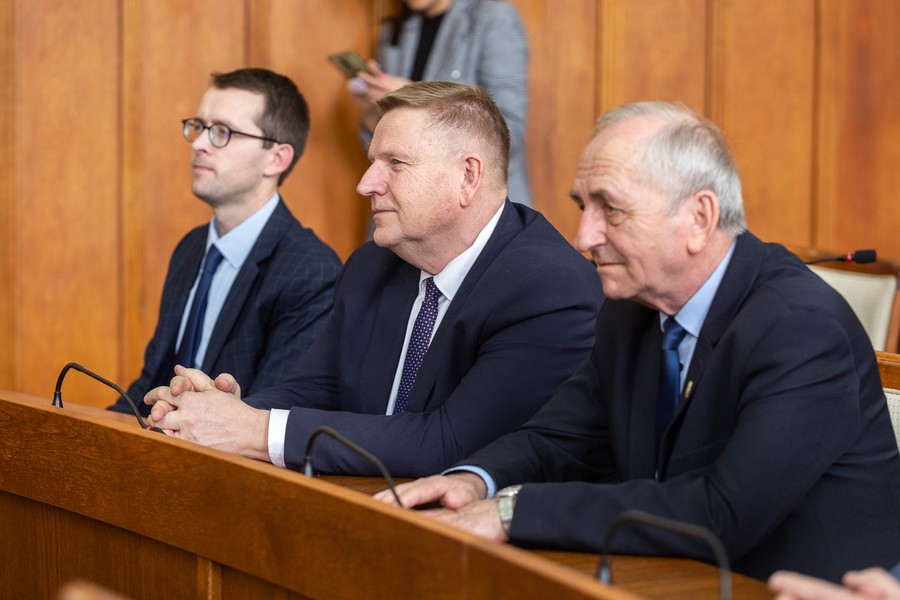 Podpisanie umów na modernizację infrastruktury drogowej, 31 marca 2023, fot. Szymon Zdziebło/tarantoga.pl dla UMWKP