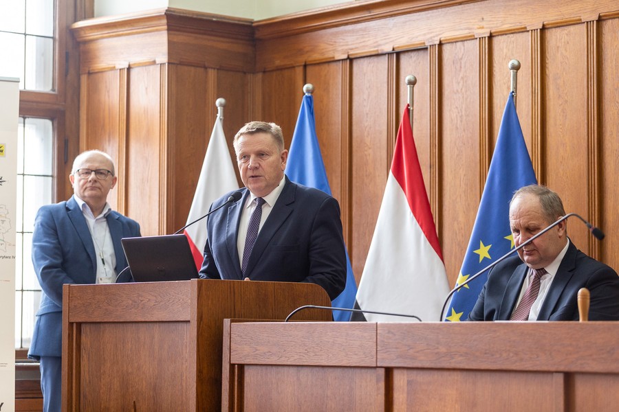 Podpisanie umów na modernizację infrastruktury drogowej, 31 marca 2023, fot. Szymon Zdziebło/tarantoga.pl dla UMWKP