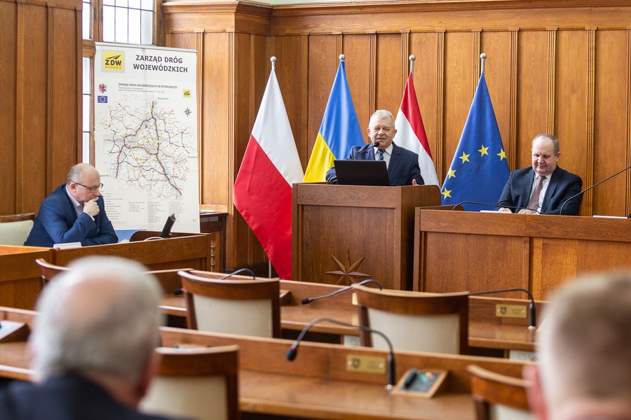 Podpisanie umów na modernizację infrastruktury drogowej, 31 marca 2023, fot. Szymon Zdziebło/tarantoga.pl dla UMWKP