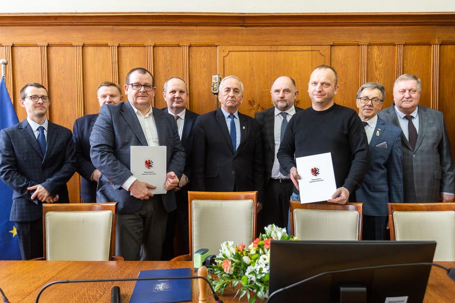 Podpisanie umów na modernizację infrastruktury drogowej, 31 marca 2023, fot. Szymon Zdziebło/tarantoga.pl dla UMWKP