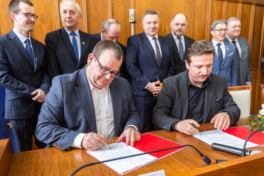 Podpisanie umów na modernizację infrastruktury drogowej, 31 marca 2023, fot. Szymon Zdziebło/tarantoga.pl dla UMWKP