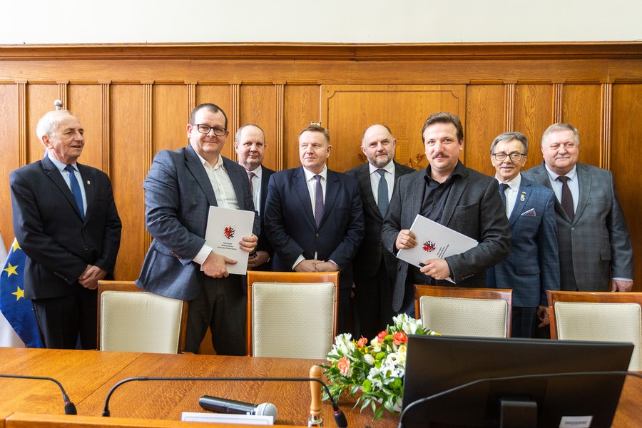 Podpisanie umów na modernizację infrastruktury drogowej, 31 marca 2023, fot. Szymon Zdziebło/tarantoga.pl dla UMWKP