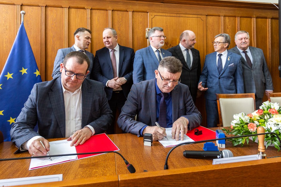 Podpisanie umów na modernizację infrastruktury drogowej, 31 marca 2023, fot. Szymon Zdziebło/tarantoga.pl dla UMWKP