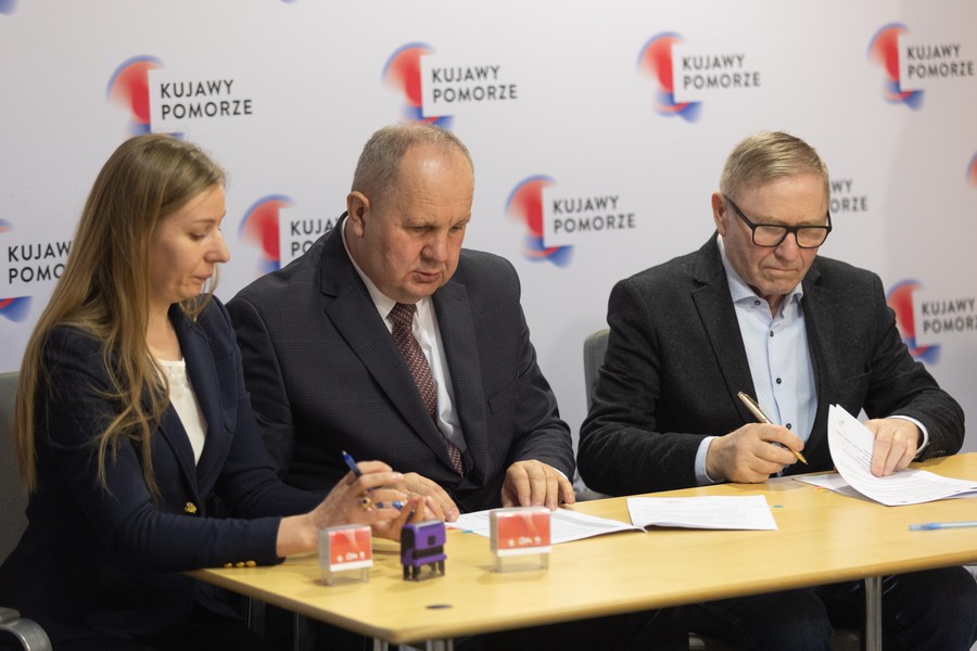 Podpisanie umów z partnerami KSOW, fot. Mikołaj Kuras dla UMWKP