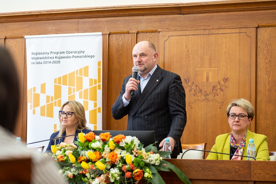 Wręczenie umów RPO, PROW i PO RiM, 25.04.2023, fot. Szymon Zdziebło/tarantoga.pl dla UMWKP