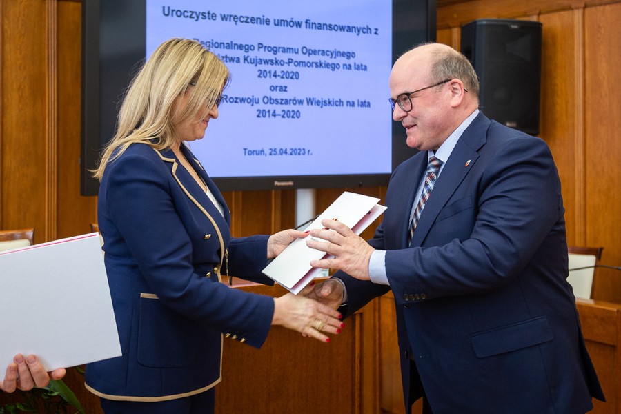 Wręczenie umów RPO, PROW i PO RiM, 25.04.2023, fot. Szymon Zdziebło/tarantoga.pl dla UMWKP