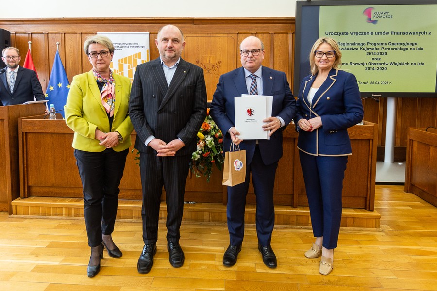 Wręczenie umów RPO, PROW i PO RiM, 25.04.2023, fot. Szymon Zdziebło/tarantoga.pl dla UMWKP