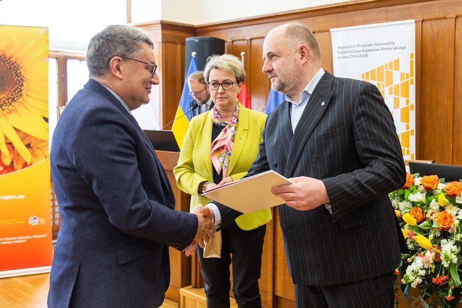 Wręczenie umów RPO, PROW i PO RiM, 25.04.2023, fot. Szymon Zdziebło/tarantoga.pl dla UMWKP