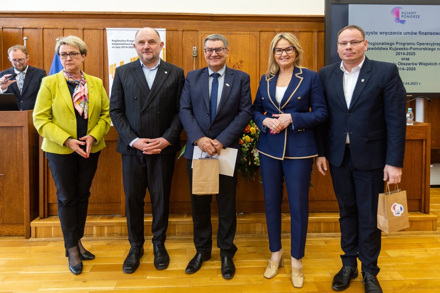 Wręczenie umów RPO, PROW i PO RiM, 25.04.2023, fot. Szymon Zdziebło/tarantoga.pl dla UMWKP