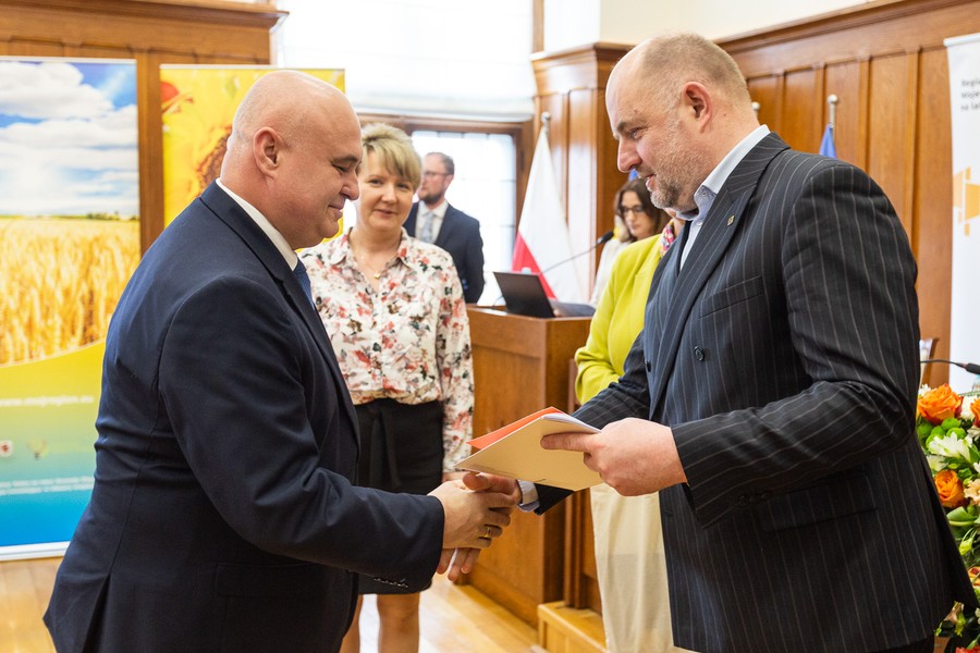 Wręczenie umów RPO, PROW i PO RiM, 25.04.2023, fot. Szymon Zdziebło/tarantoga.pl dla UMWKP