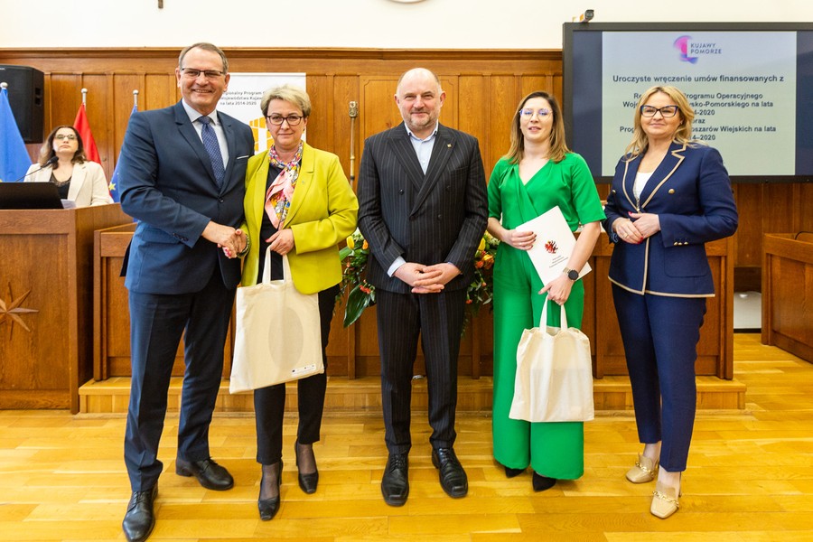 Wręczenie umów RPO, PROW i PO RiM, 25.04.2023, fot. Szymon Zdziebło/tarantoga.pl dla UMWKP