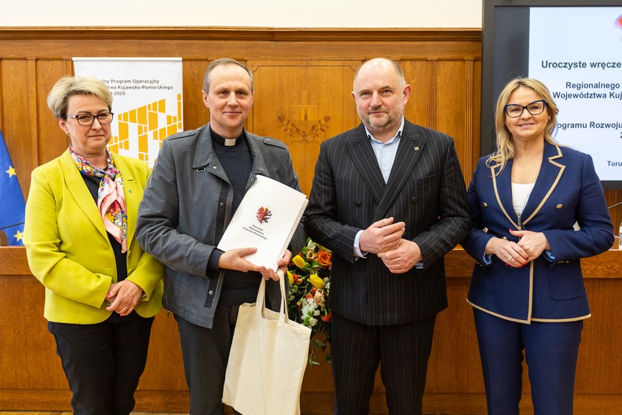 Wręczenie umów RPO, PROW i PO RiM, 25.04.2023, fot. Szymon Zdziebło/tarantoga.pl dla UMWKP