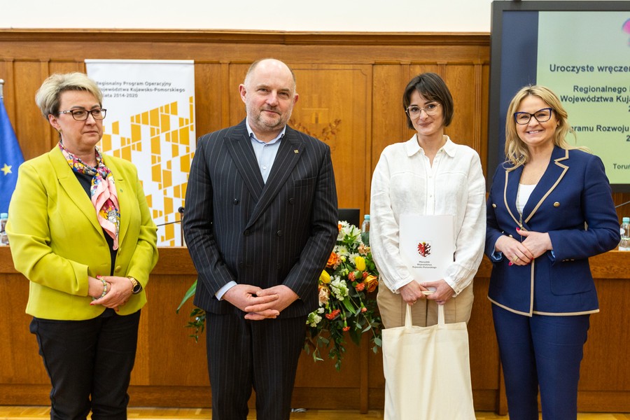 Wręczenie umów RPO, PROW i PO RiM, 25.04.2023, fot. Szymon Zdziebło/tarantoga.pl dla UMWKP