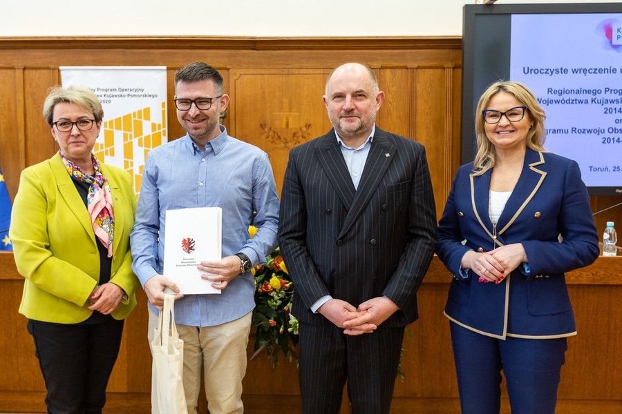 Wręczenie umów RPO, PROW i PO RiM, 25.04.2023, fot. Szymon Zdziebło/tarantoga.pl dla UMWKP