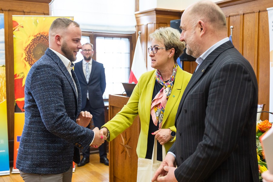 Wręczenie umów RPO, PROW i PO RiM, 25.04.2023, fot. Szymon Zdziebło/tarantoga.pl dla UMWKP
