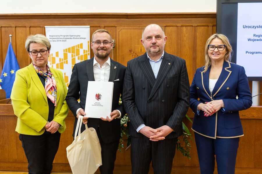 Wręczenie umów RPO, PROW i PO RiM, 25.04.2023, fot. Szymon Zdziebło/tarantoga.pl dla UMWKP