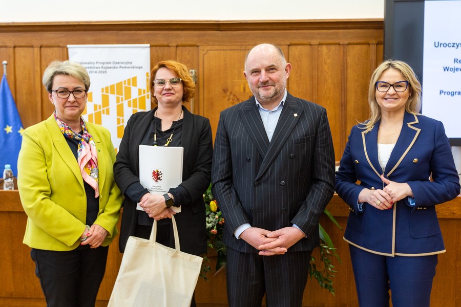 Wręczenie umów RPO, PROW i PO RiM, 25.04.2023, fot. Szymon Zdziebło/tarantoga.pl dla UMWKP