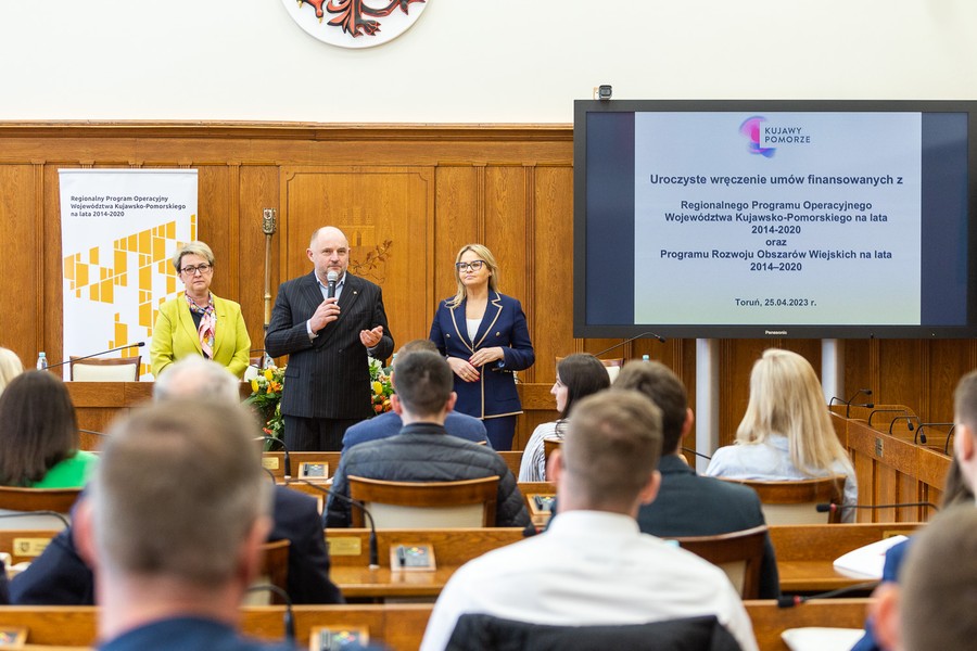 Wręczenie umów RPO, PROW i PO RiM, 25.04.2023, fot. Szymon Zdziebło/tarantoga.pl dla UMWKP