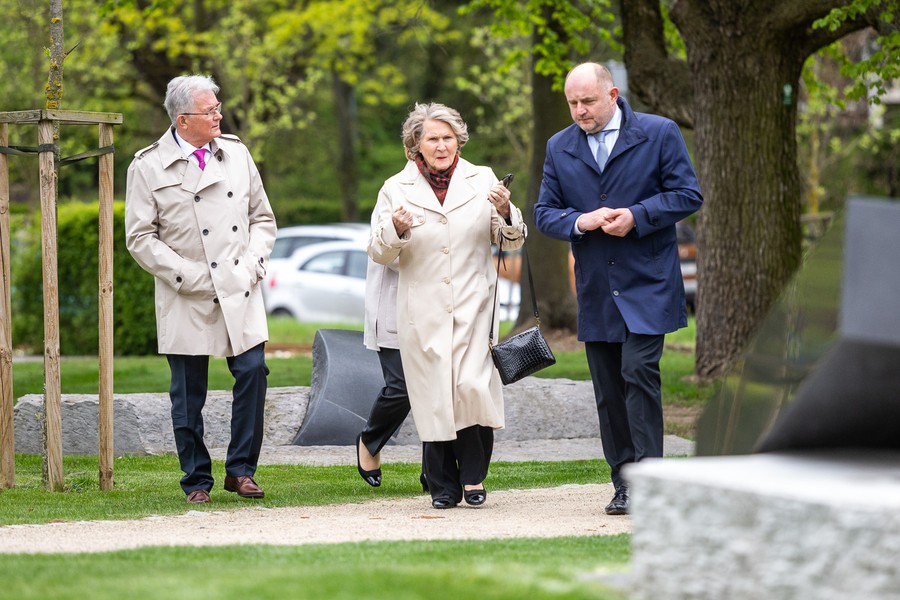 Irena Santor i marszałek Piotr Całbecki pod pomnikiem Pamięci Ofiar Zbrodni Pomorskiej 1939, fot. Szymon Zdziebło/tarantoga.pl dla UMWKP