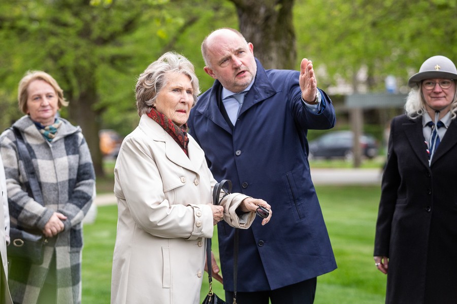 Irena Santor i marszałek Piotr Całbecki pod pomnikiem Pamięci Ofiar Zbrodni Pomorskiej 1939, fot. Szymon Zdziebło/tarantoga.pl dla UMWKP