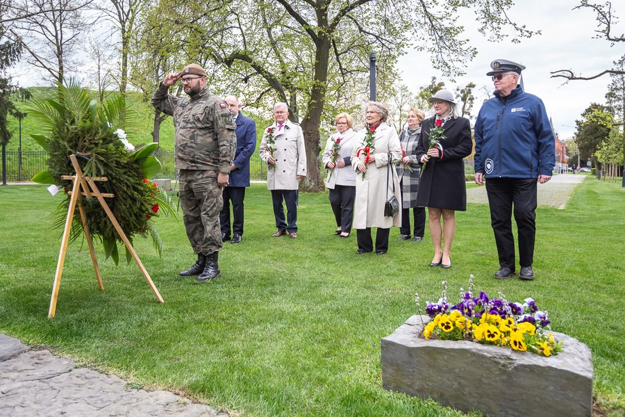 Irena Santor i marszałek Piotr Całbecki pod pomnikiem Pamięci Ofiar Zbrodni Pomorskiej 1939, fot. Szymon Zdziebło/tarantoga.pl dla UMWKP