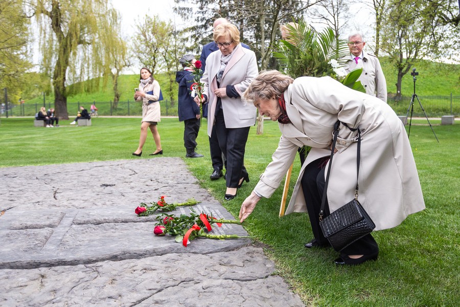 Irena Santor i marszałek Piotr Całbecki pod pomnikiem Pamięci Ofiar Zbrodni Pomorskiej 1939, fot. Szymon Zdziebło/tarantoga.pl dla UMWKP
