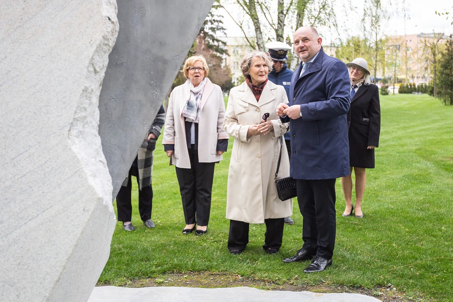 Irena Santor i marszałek Piotr Całbecki pod pomnikiem Pamięci Ofiar Zbrodni Pomorskiej 1939, fot. Szymon Zdziebło/tarantoga.pl dla UMWKP