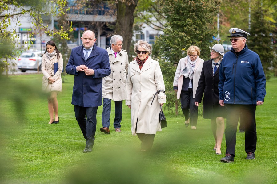 Irena Santor i marszałek Piotr Całbecki pod pomnikiem Pamięci Ofiar Zbrodni Pomorskiej 1939, fot. Szymon Zdziebło/tarantoga.pl dla UMWKP