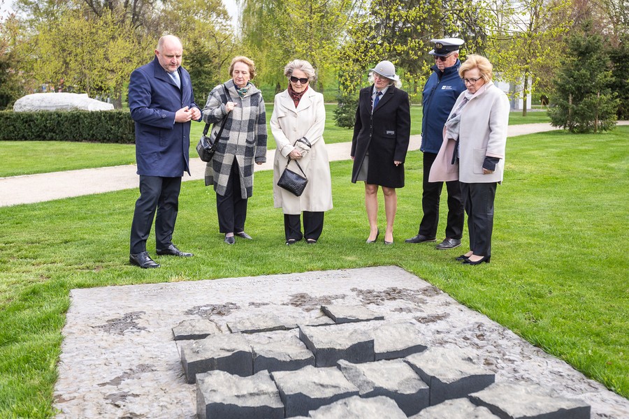 Irena Santor i marszałek Piotr Całbecki pod pomnikiem Pamięci Ofiar Zbrodni Pomorskiej 1939, fot. Szymon Zdziebło/tarantoga.pl dla UMWKP