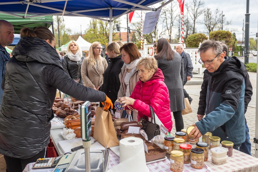 Wiosenny jarmark przed urzędem, fot. Szymon Zdziebło/www.tarantoga.pl dla UMWKP