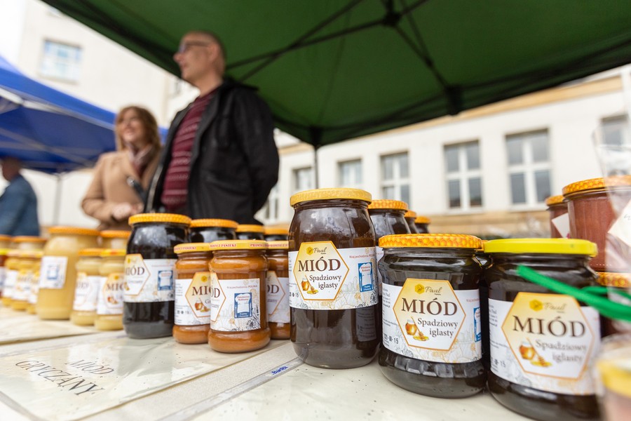 Wiosenny jarmark przed urzędem, fot. Szymon Zdziebło/www.tarantoga.pl dla UMWKP