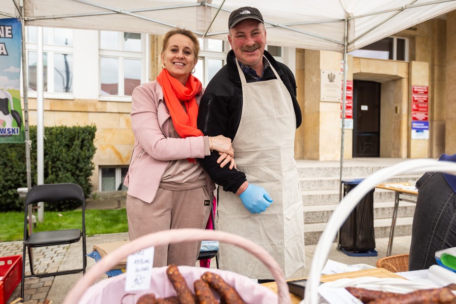 Wiosenny jarmark przed urzędem, fot. Szymon Zdziebło/www.tarantoga.pl dla UMWKP