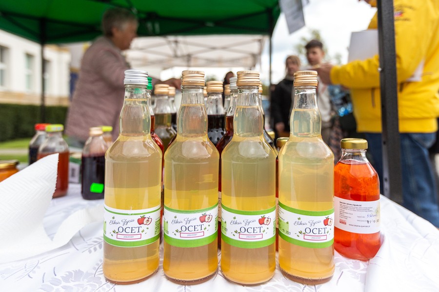 Wiosenny jarmark przed urzędem, fot. Szymon Zdziebło/www.tarantoga.pl dla UMWKP