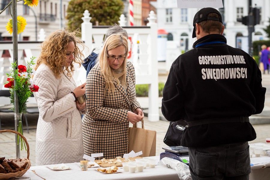 Wiosenny jarmark przed urzędem, fot. Szymon Zdziebło/www.tarantoga.pl dla UMWKP