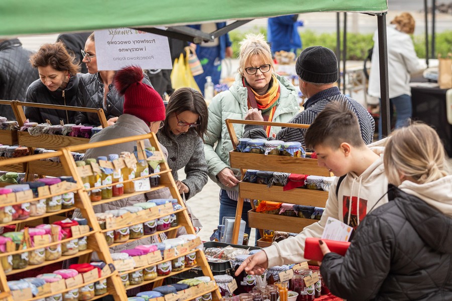 Wiosenny jarmark przed urzędem, fot. Szymon Zdziebło/www.tarantoga.pl dla UMWKP