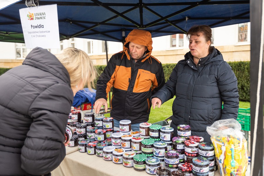 Wiosenny jarmark przed urzędem, fot. Szymon Zdziebło/www.tarantoga.pl dla UMWKP