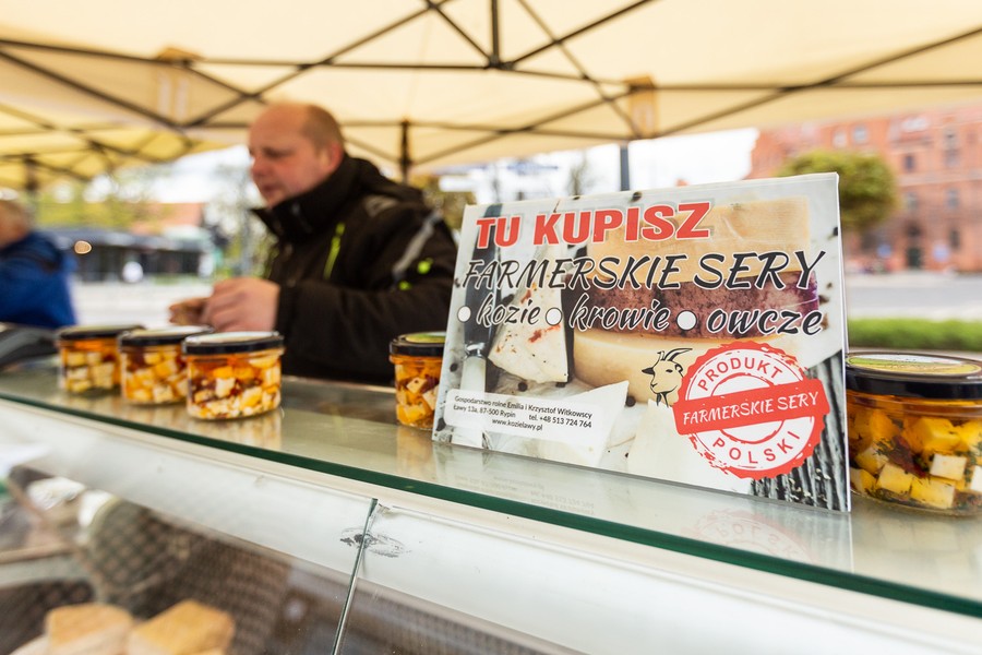 Wiosenny jarmark przed urzędem, fot. Szymon Zdziebło/www.tarantoga.pl dla UMWKP