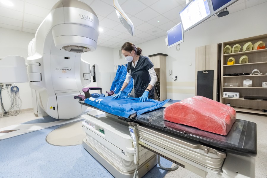 Podpisanie umowy dotyczącej zakupu akceleratora do radioterapii dla CO, fot. Tomasz Czachorowski dla UMWKP