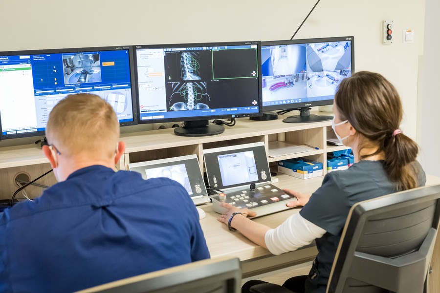 Podpisanie umowy dotyczącej zakupu akceleratora do radioterapii dla CO, fot. Tomasz Czachorowski dla UMWKP