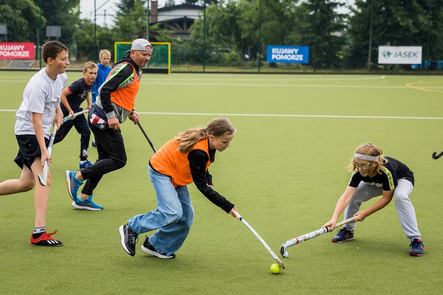Boisko do hokeja na trawie w Rogowie, fot. Tomasz Czachorowski, eventphoto.com.pl dla UMWKP