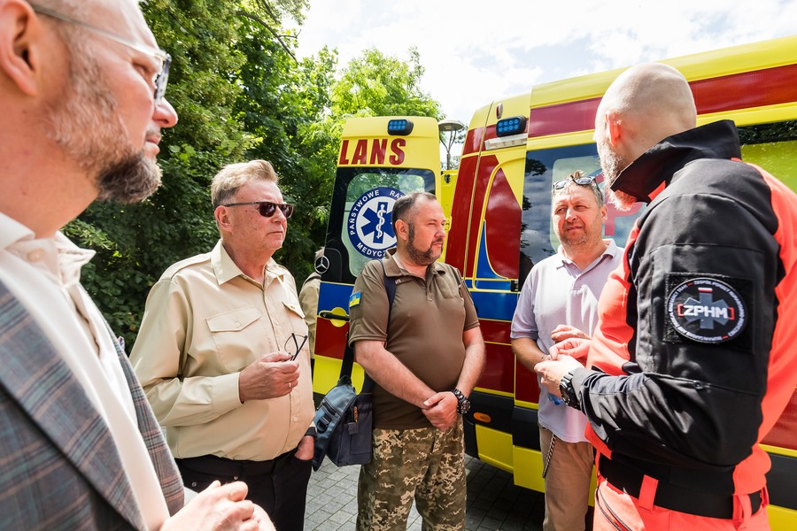 Ambulans ratunkowy dla Charkowa na Ukrainie, fot. Tomasz Czachorowski dla UMWKP