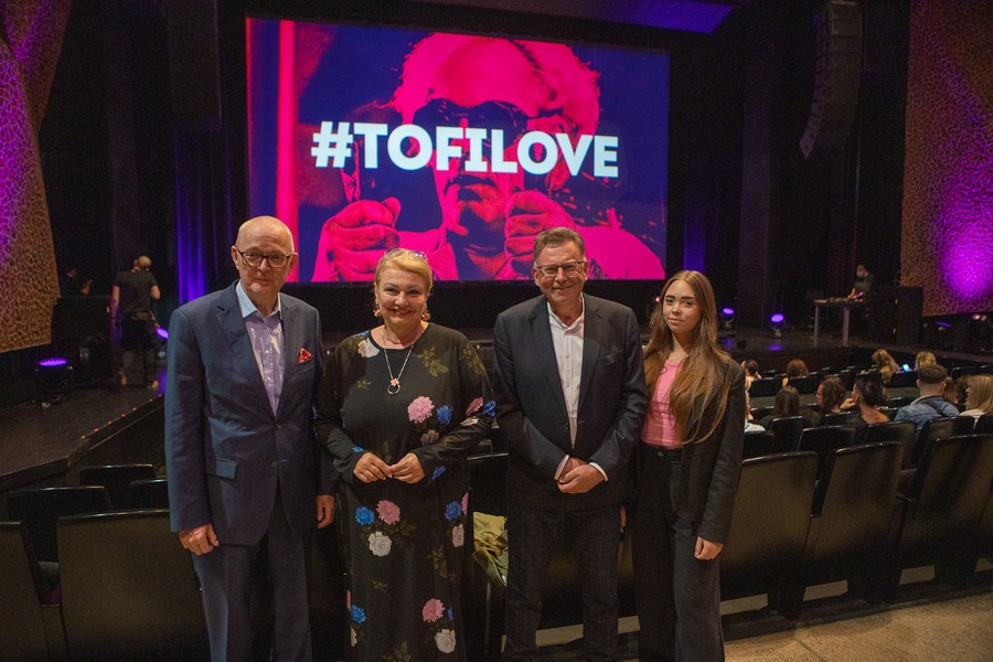 Wręczenie nagrody marszałka dla Piotra Packa podczas gali otwarcia Tofifest. Fot. Mikołaj Kuras dla UMWKP