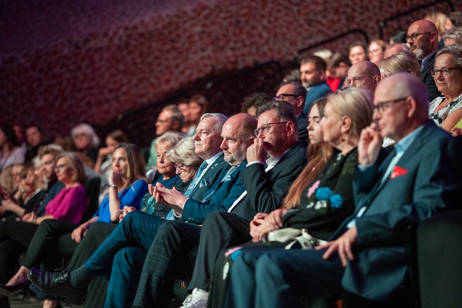 Wręczenie nagrody marszałka dla Piotra Packa podczas gali otwarcia Tofifest. Fot. Mikołaj Kuras dla UMWKP