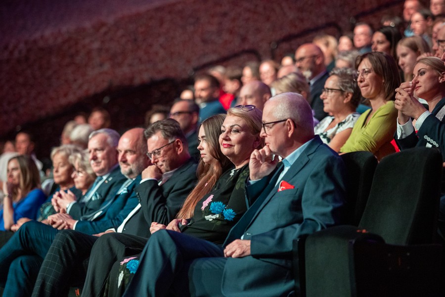 Wręczenie nagrody marszałka dla Piotra Packa podczas gali otwarcia Tofifest. Fot. Mikołaj Kuras dla UMWKP