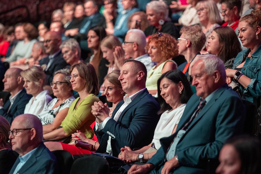 Wręczenie nagrody marszałka dla Piotra Packa podczas gali otwarcia Tofifest. Fot. Mikołaj Kuras dla UMWKP