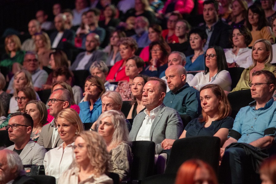 Wręczenie nagrody marszałka dla Piotra Packa podczas gali otwarcia Tofifest. Fot. Mikołaj Kuras dla UMWKP