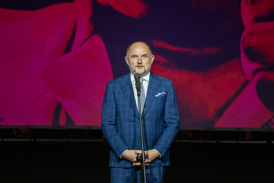 Wręczenie nagrody marszałka dla Piotra Packa podczas gali otwarcia Tofifest. Fot. Mikołaj Kuras dla UMWKP