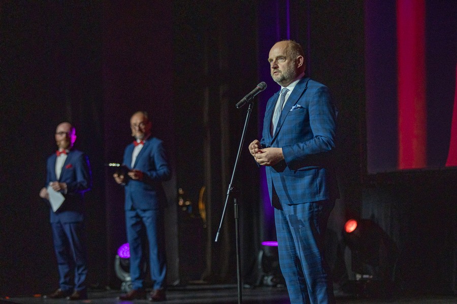 Wręczenie nagrody marszałka dla Piotra Packa podczas gali otwarcia Tofifest. Fot. Mikołaj Kuras dla UMWKP